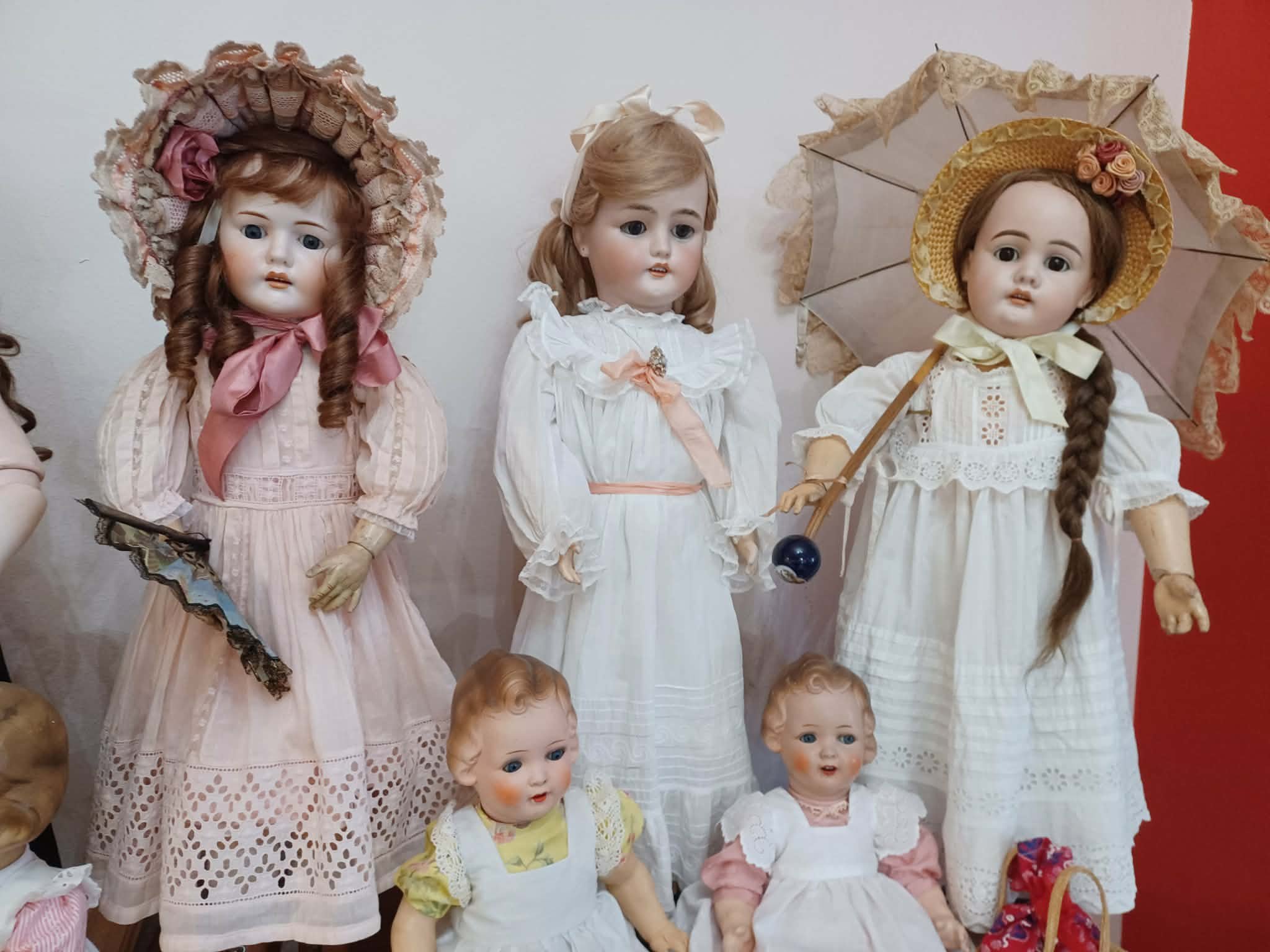       
          👀 Když starožitné porcelánové panenky ožívají…
      