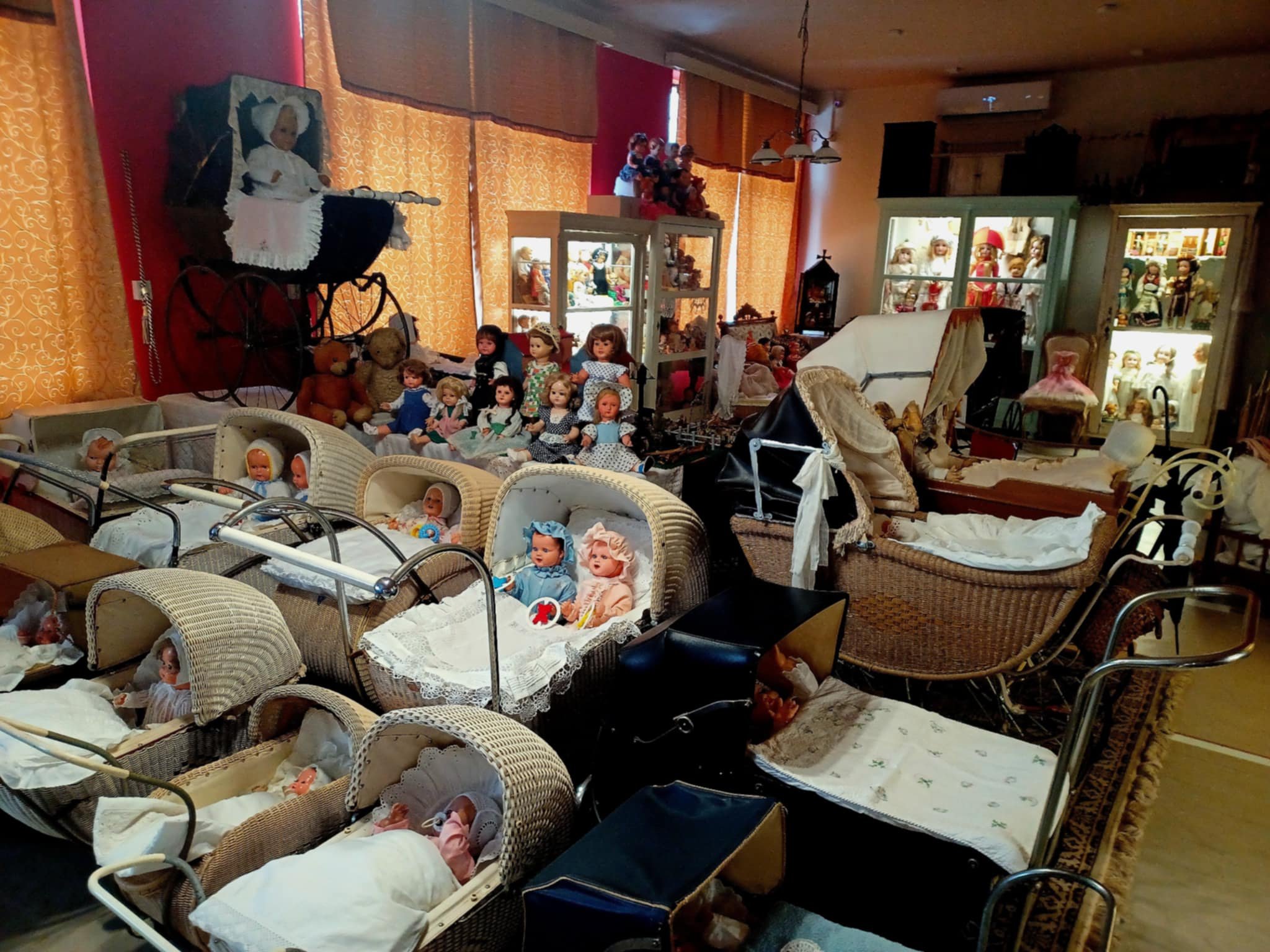       
          Nahlédnutí do Muzea hraček Stuchlíkovi - sbírka, která vypráví dějiny dětství
      