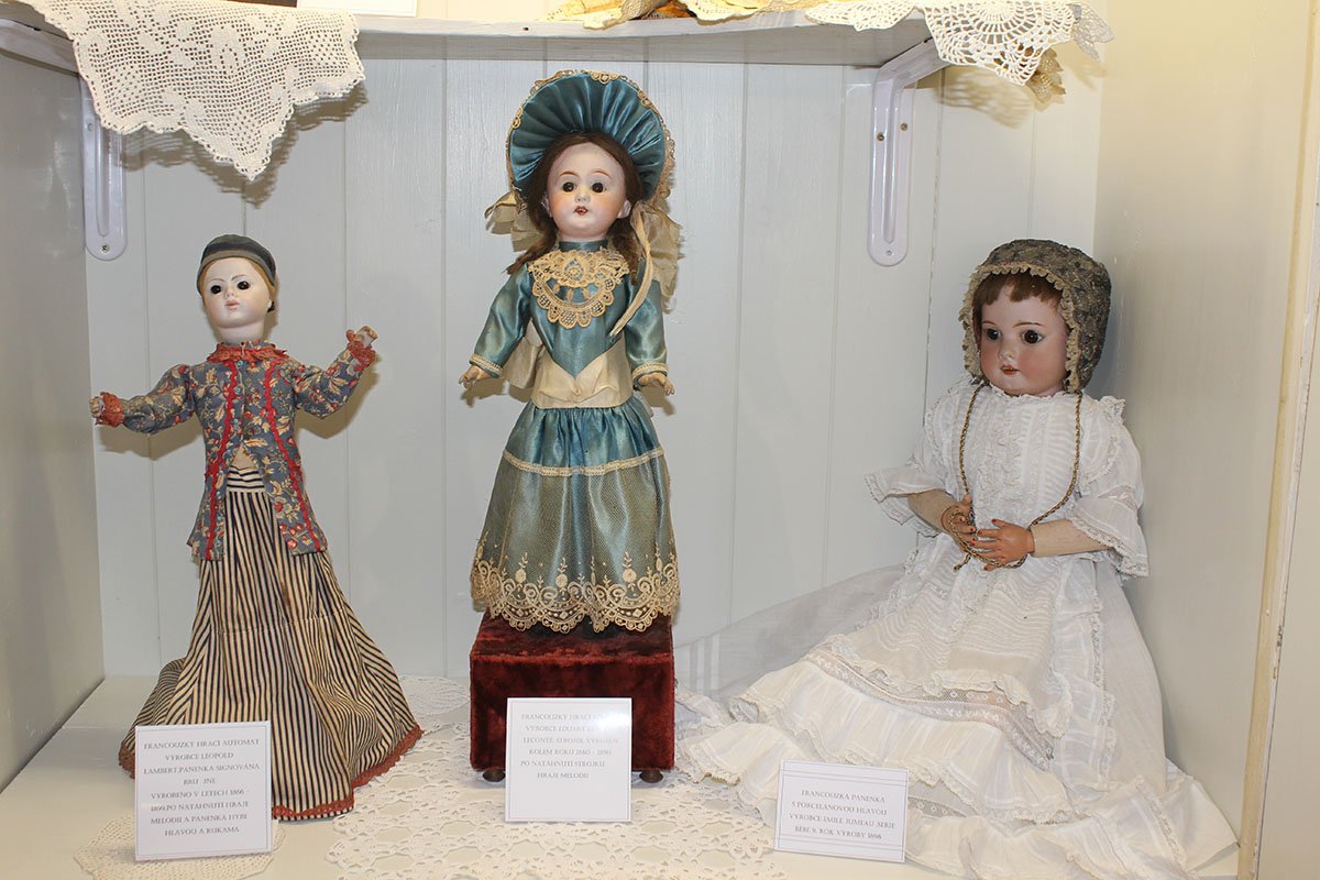 Muzeum hraček Stuchlíkovi se poprvé otevřelo na první adventní neděli 2.12.2018. Největší návštěvnost byla 30. 12. 2018 . Muzeum hraček Stuchlíkovi se poprvé otevřelo na první adventní neděli 2.12.2018. Největší návštěvnost byla 30. 12. 2018 .