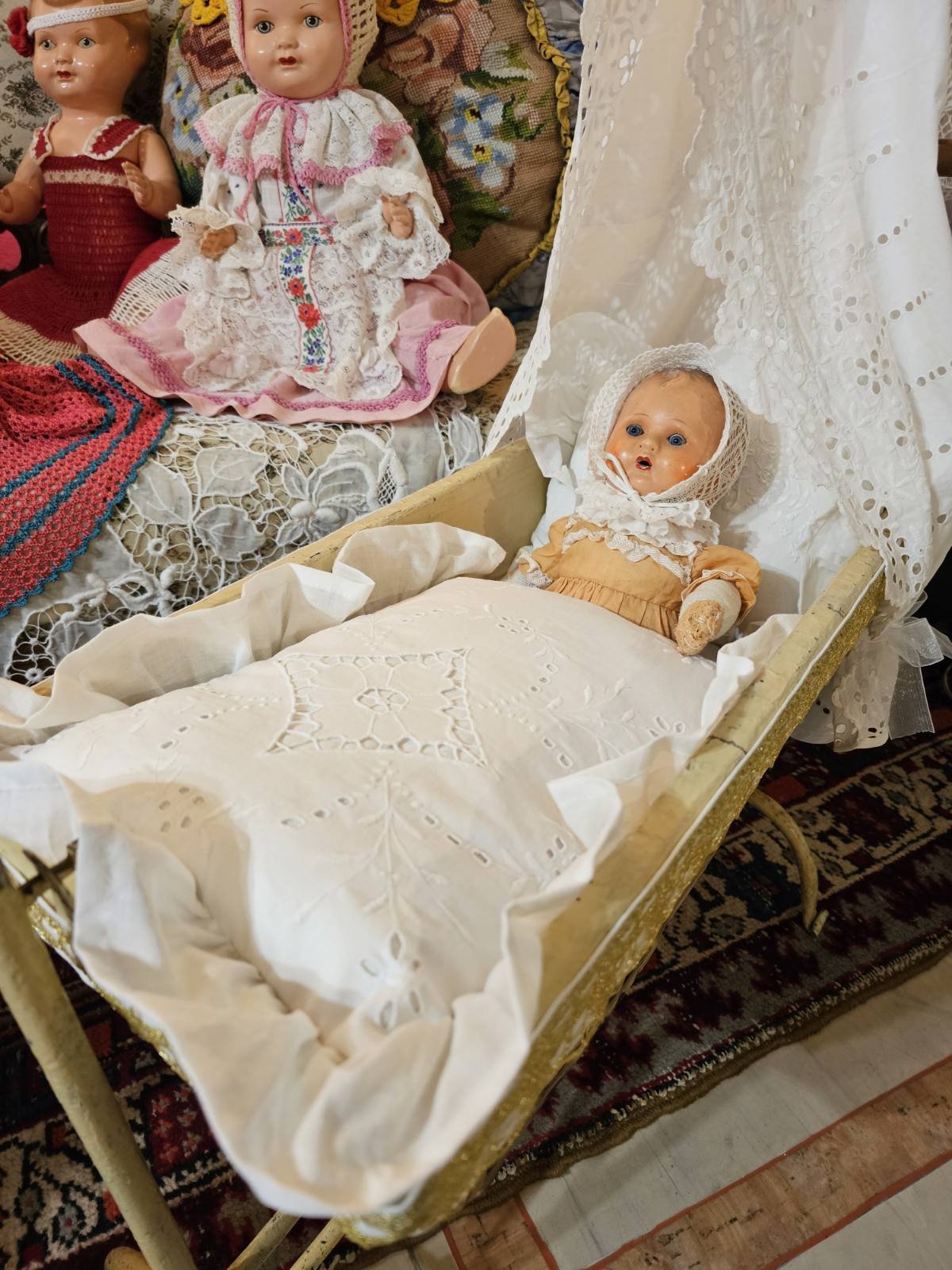 Starožitná kolébka pro panenky z roku 1910